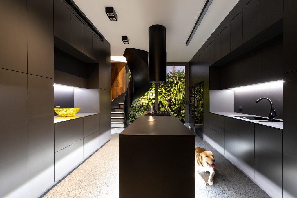 6M House – Temna kuhinja z dolgim otokom.