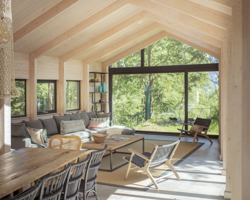 Forest House – Jedilnica in dnevni prostor s pogledom v gozd.