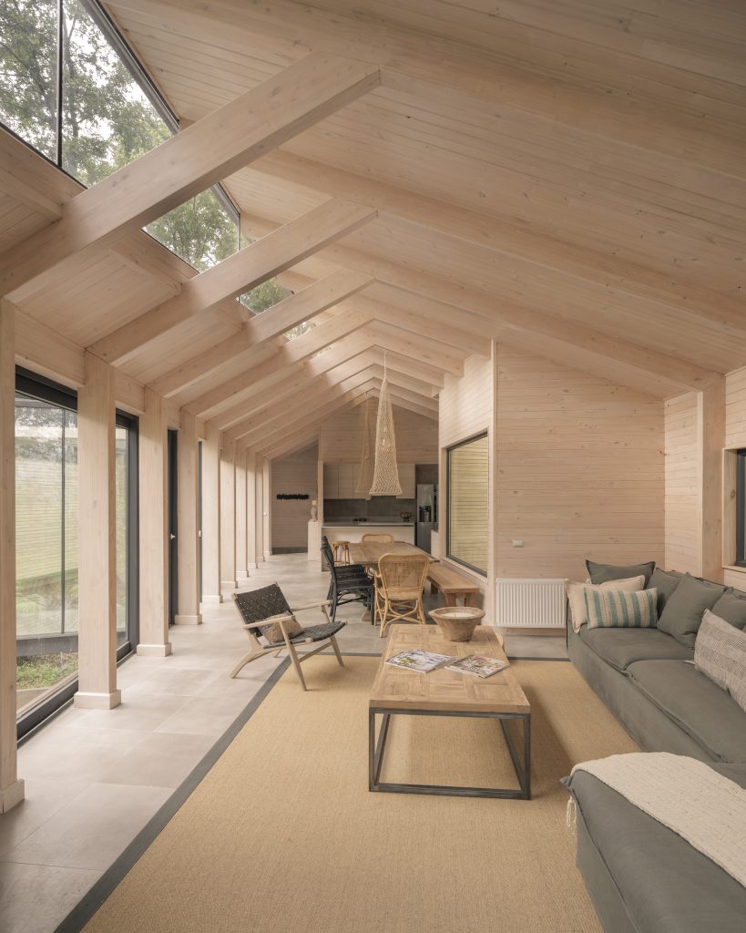 Forest House – Lesena notranjost z razgibano strešno konstrukcijo.
