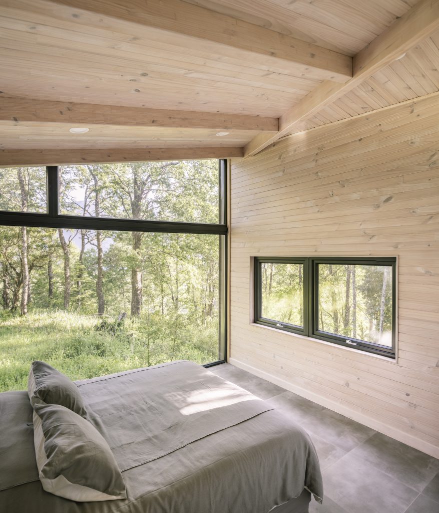 Forest House – Spalnica z velikim oknom proti drevesom.