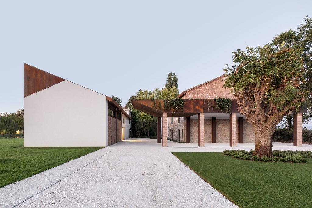 Greenary Residence – Dvorišče med prenovljenimi objekti.