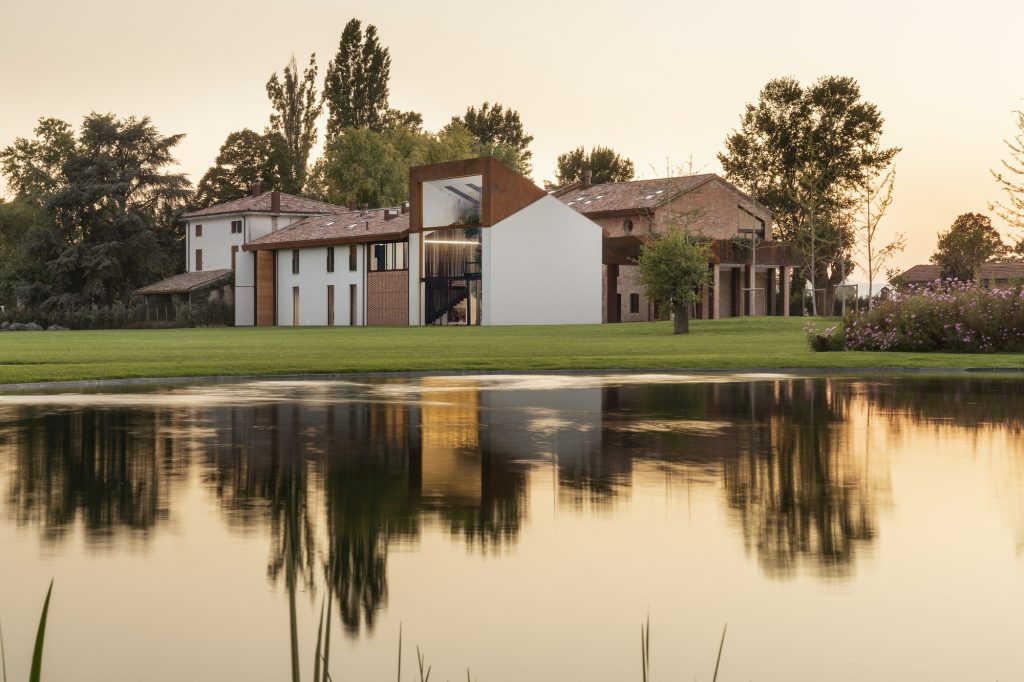 Greenary Residence – Posestvo in prenovljena hiša v odsevu vode.