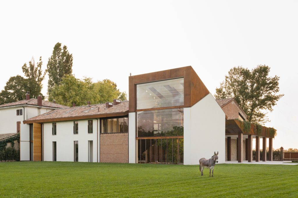 Greenary Residence – Prenovljena kmečka hiša ob zelenici.