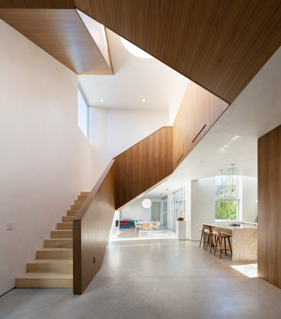 Radius House – Osrednji atrij ob konzolnem stopnišču.