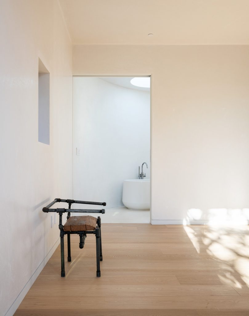 Radius House – Svetel prehod ob lesenem podu.