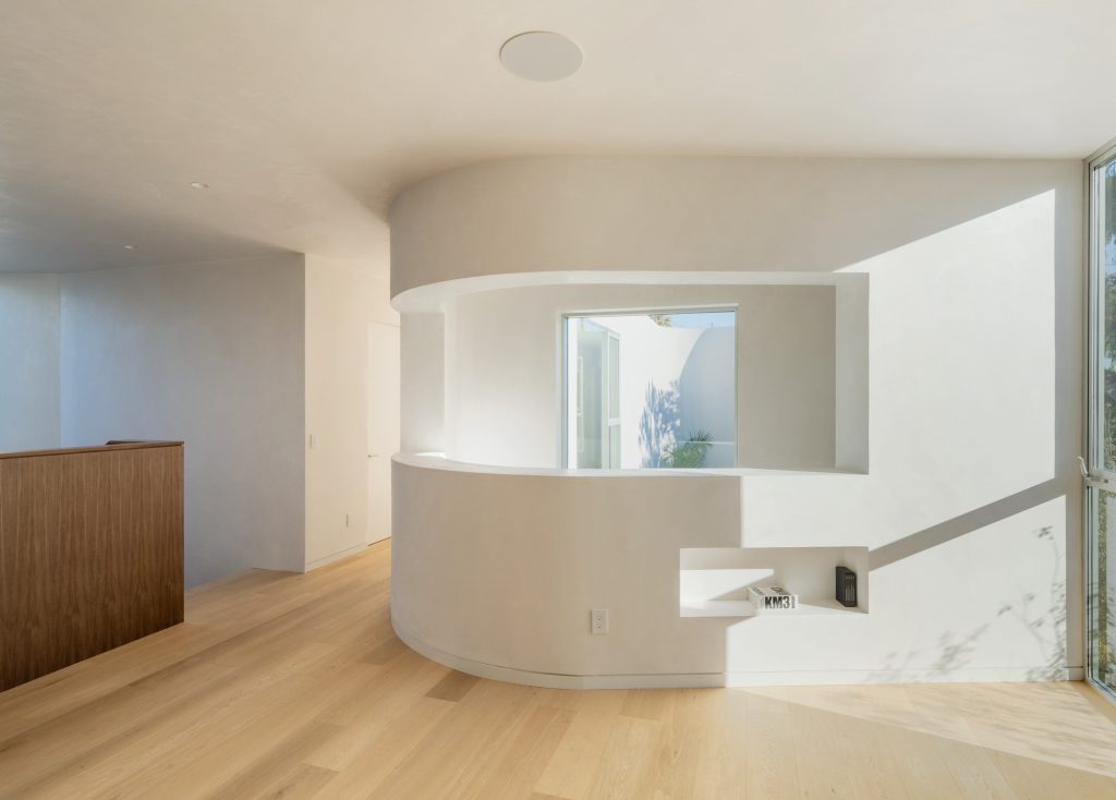 Radius House – Zaobljena ograja nad osrednjim stopniščem.