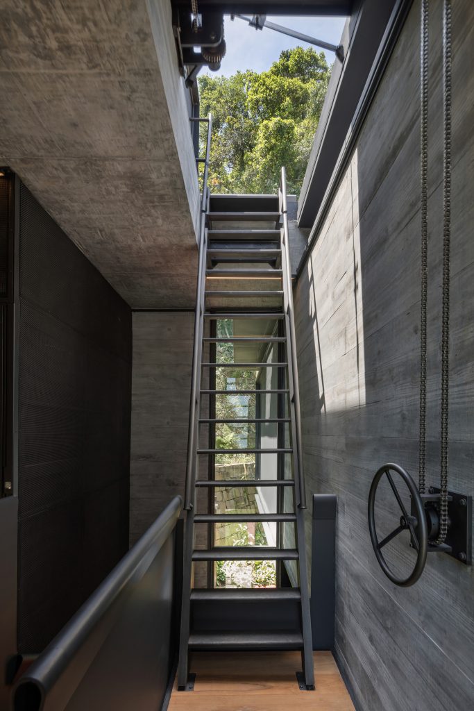 Rio House – Stopnišče med betonskima stenama.