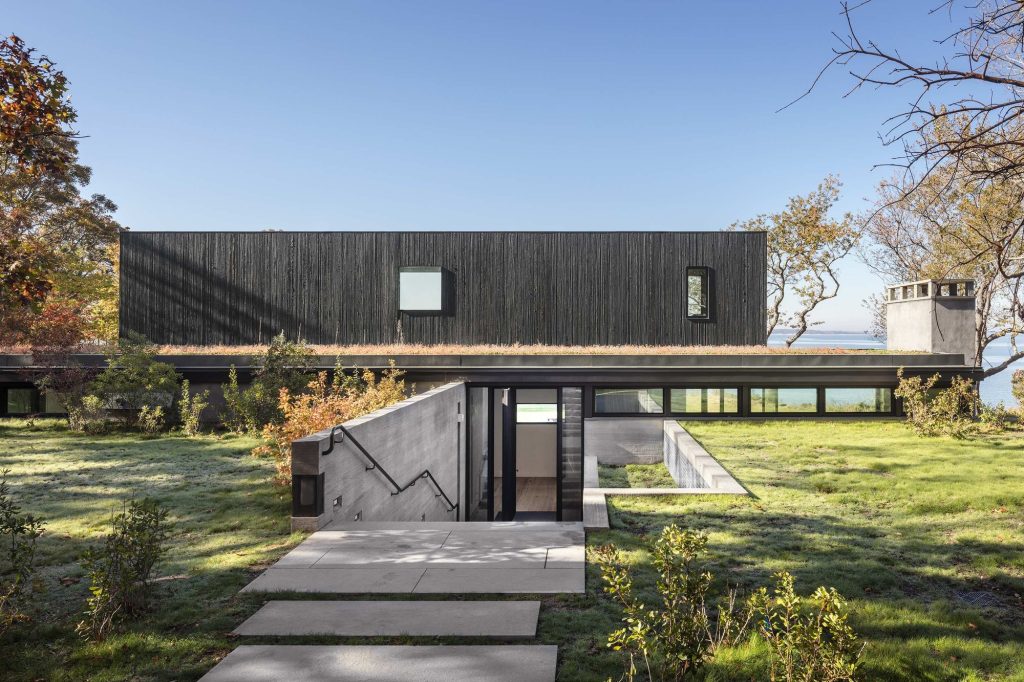 Shore House – Poglobljen dostop z gozdne strani.