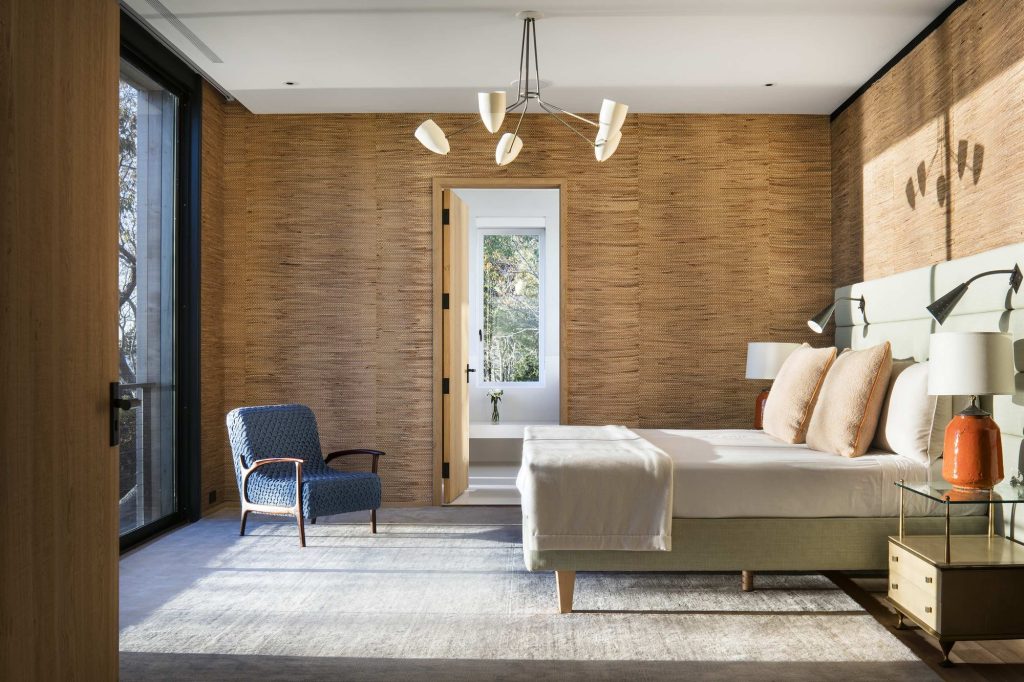Shore House – Spalnica z leseno oblogo in pogledom na zaliv.