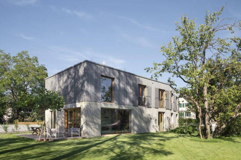 Villa Favre – Dvostanovanjska vila z betonskim pritličjem in leseno zgornjo etažo.