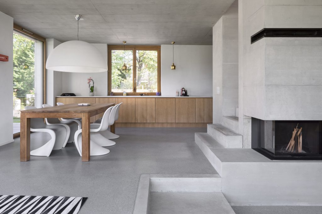 Villa Favre – Jedilnica ob kuhinji in pogledu na vrt.