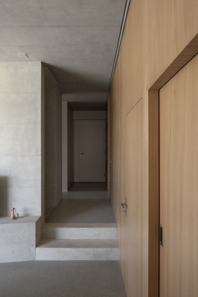 Villa Favre – Notranji prehod ob leseni steni in stopnišču.