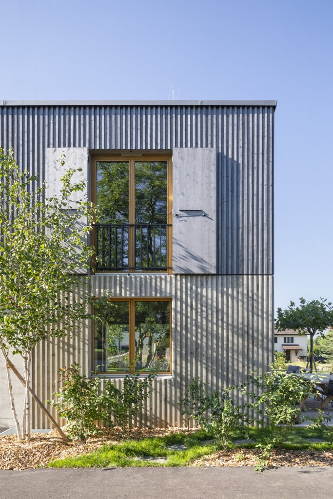 Villa Favre – Odprto leseno senčilo na oknu zgornje etaže.