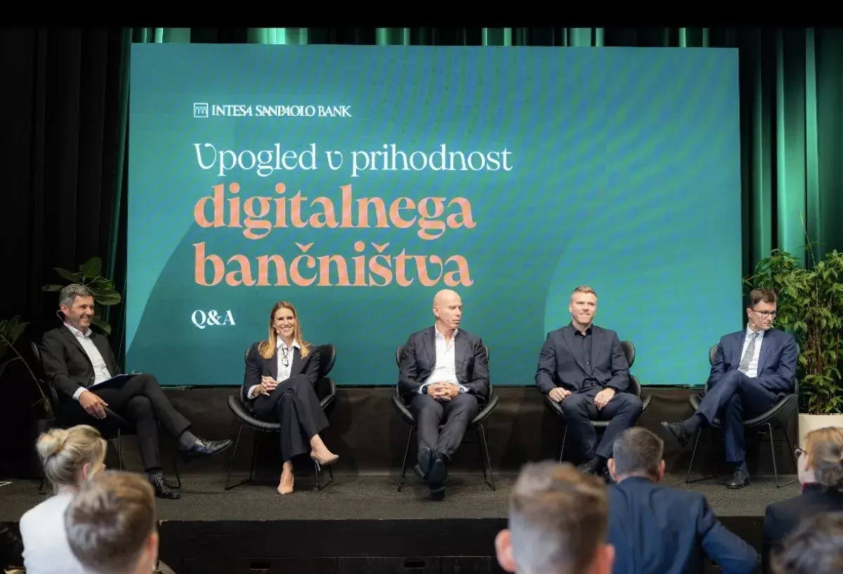 Panelna razprava na dogodku Intesa Sanpaolo Bank pred zaslonom o prihodnosti digitalnega bančništva.