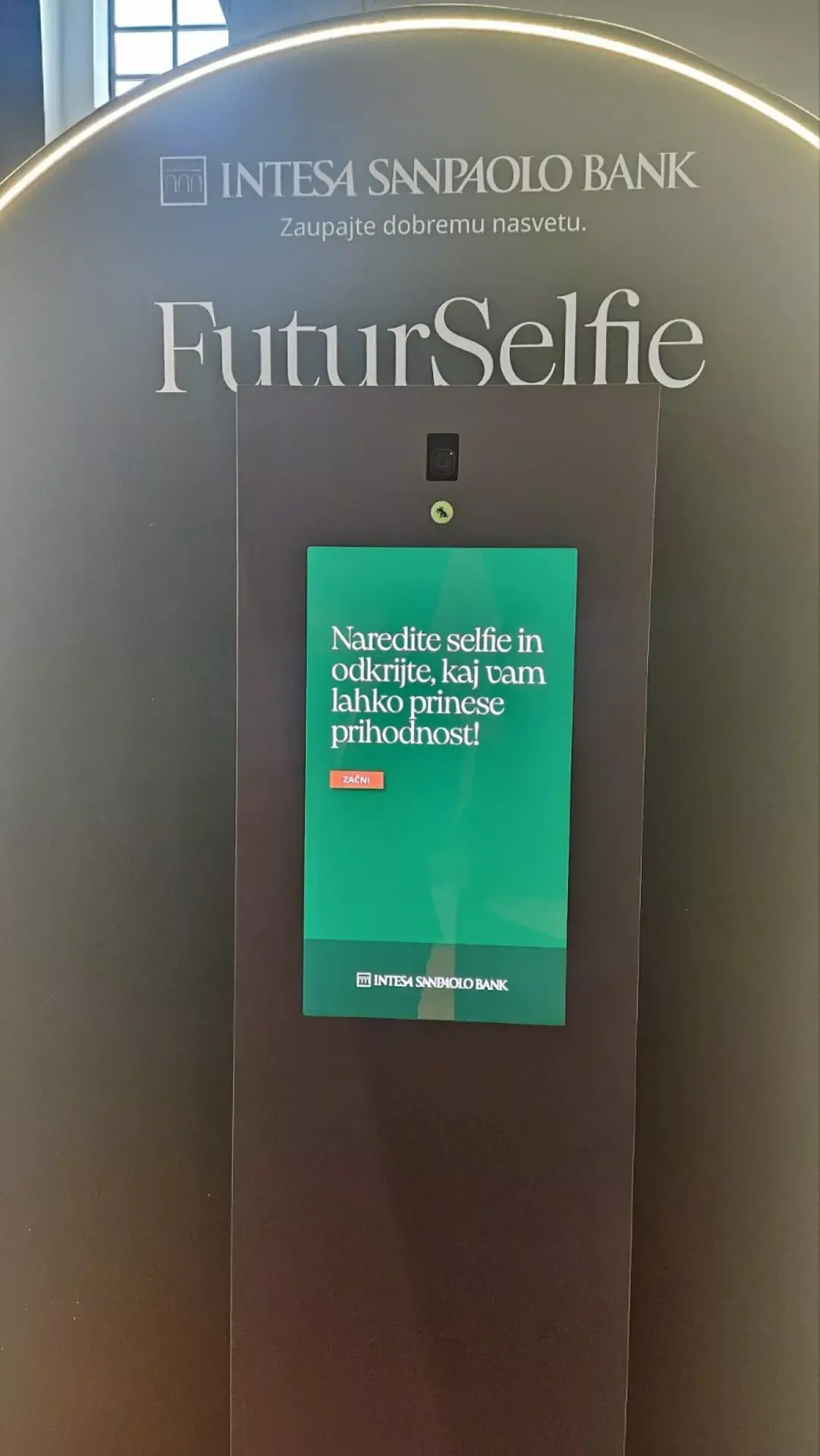 Promocijski kiosk FuturSelfie pred panojem Intesa Sanpaolo Bank.